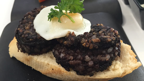 PINTXO-DE-MORCILLA-CON-HUEVO-DE-CODORNIZ